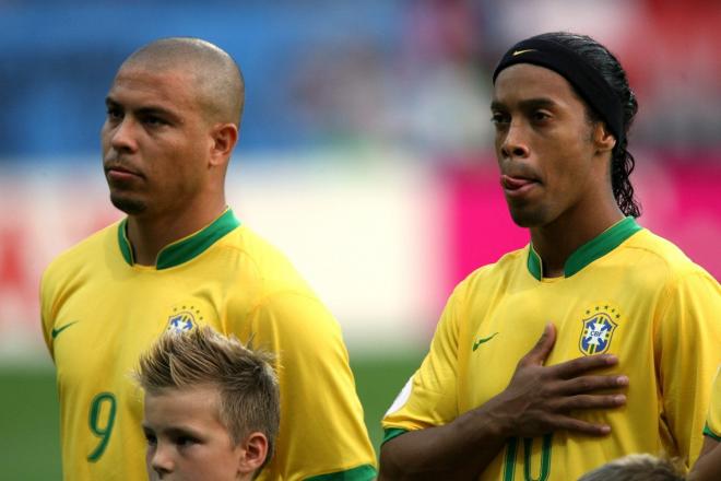 Ronaldo y Ronaldinho, antes de un partido con Brasil.