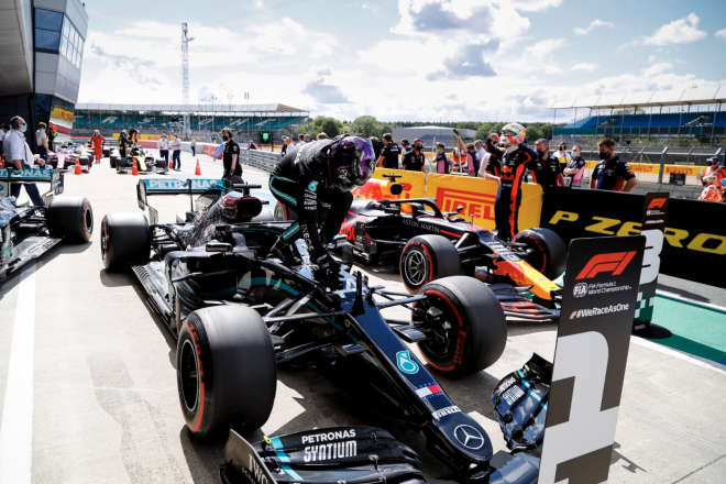 Lewis Hamilton, tras su ‘pole’ en el GP de Gran Bretaña 2020 (Foto: @MercedesAMGF1).