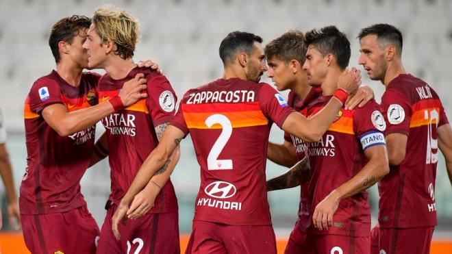 Los jugadores de la Roma celebran un gol.
