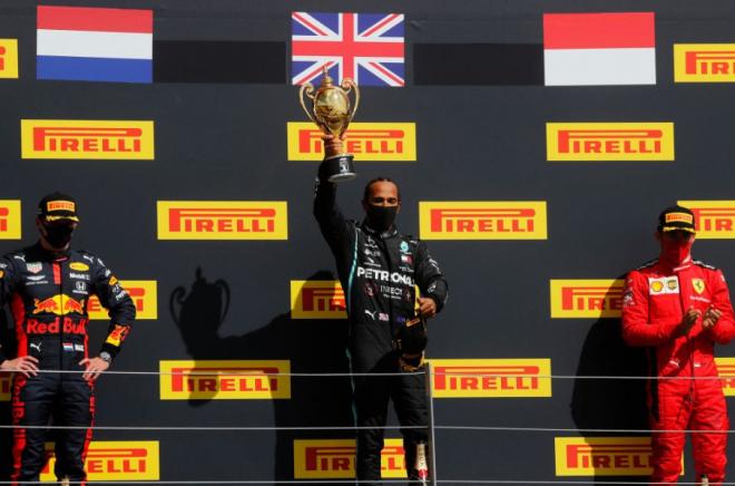Lewis Hamilton alza el trofeo del Gran Premio de Gran Bretaña.