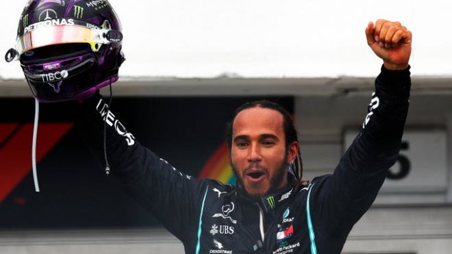 Lewis Hamilton celebra su victoria en el GP de Gran Bretaña