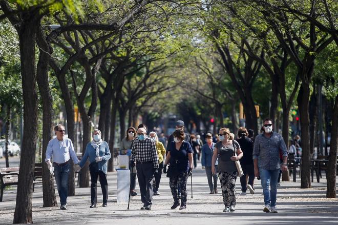 Varias personas pasean durante la crisis del coronavirus.