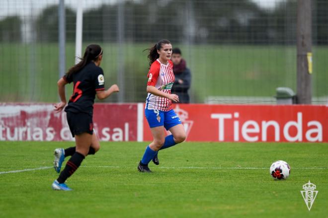 Natalia Sobero controla un balón en un partido del Sporting Femenino (Foto: Real Sporting).