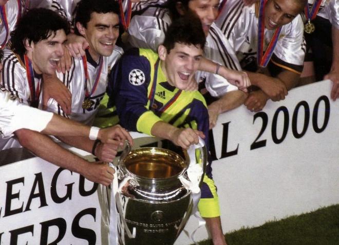 Iker Casillas celebra la Champions League del año 2000.