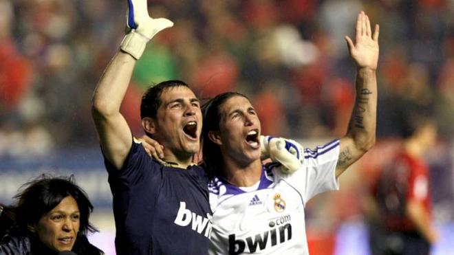 Iker Casillas celebra con Sergio Ramos la Liga de 2008.