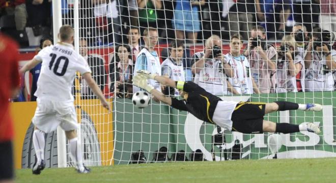 Iker Casillas para el tiro de De Rossi en la tanda de penaltis de 2008.
