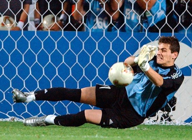Iker Casillas para un tiro en la tanda de penaltis ante Irlanda en el Mundial 2002.