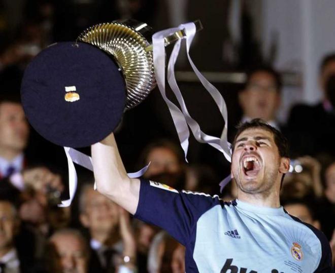 Iker Casillas levanta la Copa del Rey de 2011, primer título como capitán del Real Madrid.