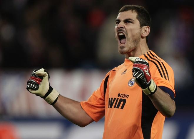 Iker Casillas celebra un gol en 2011.