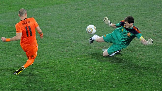 Iker Casillas salva el mano a mano de Arjen Robben en la final del Mundial 2010.