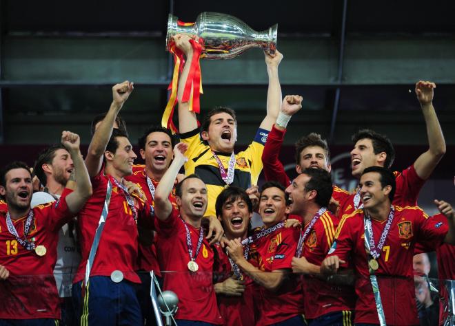 Iker Casillas levanta la Eurocopa de 2012.