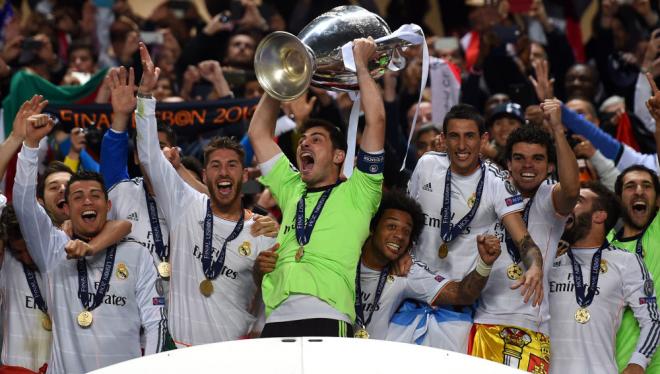 Iker Casillas levanta la Champions League de 2014 con el Real Madrid.