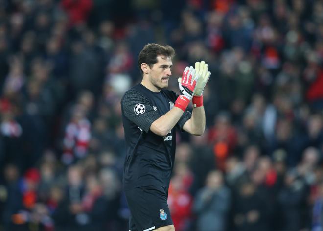 Iker Casillas agradece la ovación de Anfield.