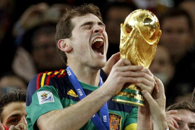 Iker Casillas levanta el Mundial de 2010.