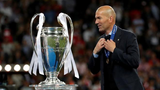 Zidane, ante el trofeo de la Champions League ganado por el Real Madrid (Foto: EFE).