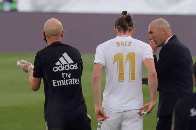Zidane, dialogando con Gareth Bale (Foto: EFE).