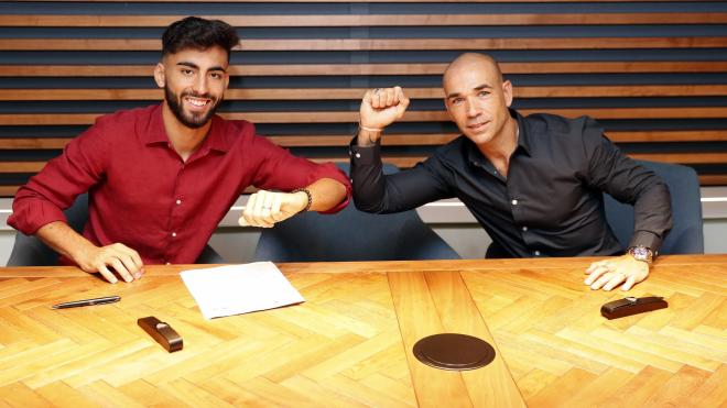 Juande, tras firmar su nuevo contrato, con Manolo Gaspar (Foto: Málaga CF).