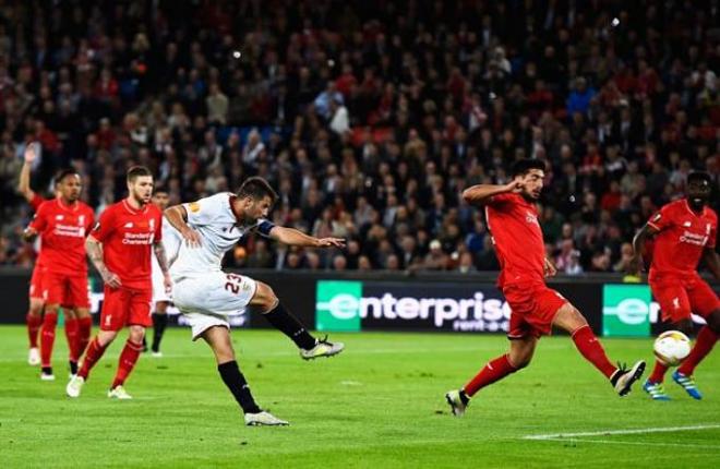 Coke chuta para marcar el tercer gol al Liverpool en Basilea.