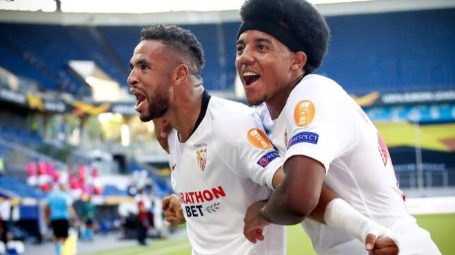 Koundé celebra con En-Nesyri su gol en el Sevilla FC-Roma.
