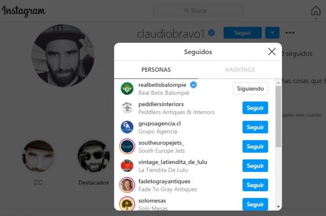 Claudio Bravo comienza a seguir al Real Betis en Instagram.