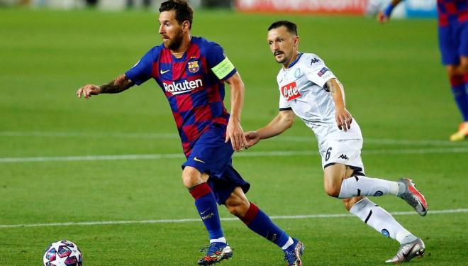 Messi conduce la pelota en el duelo ante el Nápoles (Foto: EFE).