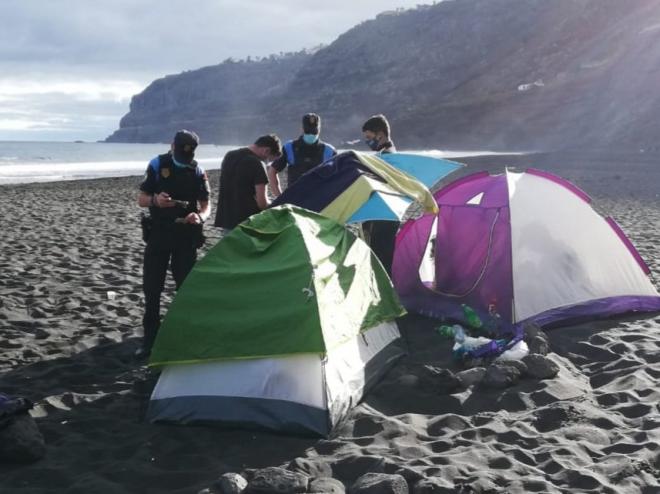 La Policía intercepta una acampada en una playa.