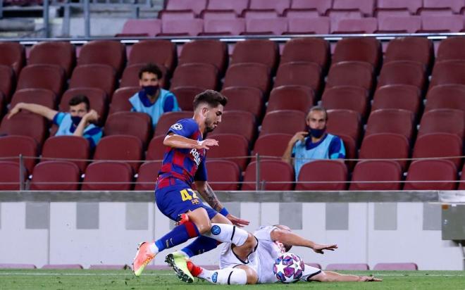 Monchu intenta arrebatar el balón a un rival (Foto: FCB).