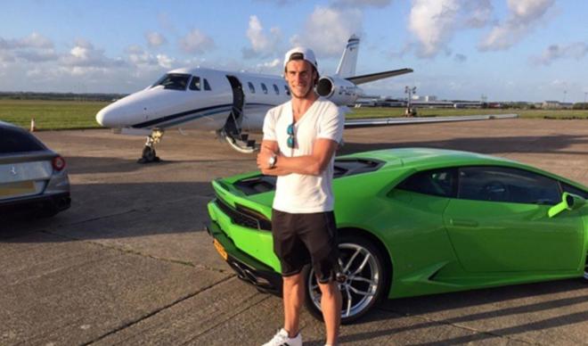 Gareth Bale posa con su Ferrari y su Lamborghini.