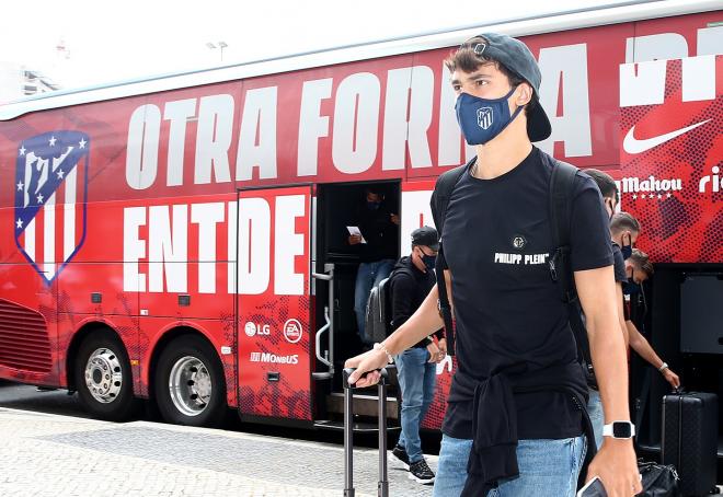 Joao Félix, en la llegada del Atlético a Lisboa (Foto: ATM).