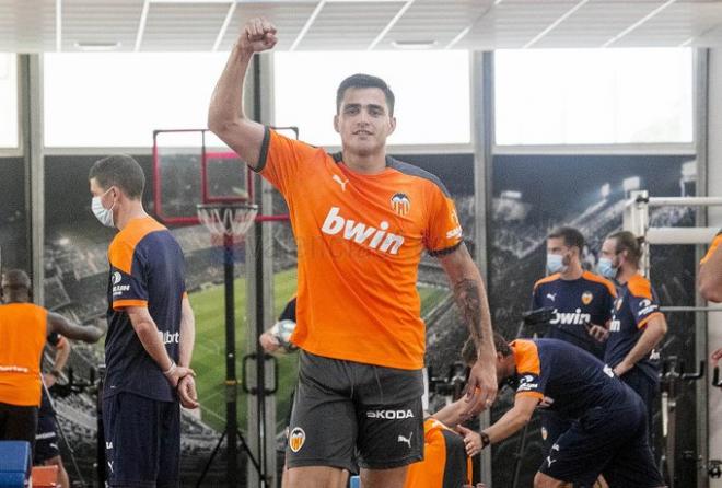 Maxi Gómez levanta el brazo. (Foto: Valencia CF)