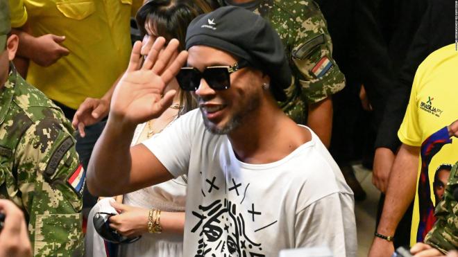 Ronaldinho saluda a su llegada a Paraguay.
