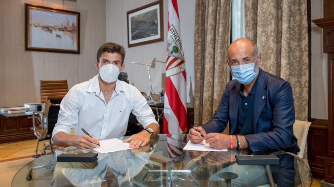Daniel Vivian firma su contrato con el presidente del Athletic Aitor Elizegi (Foto: Athletic Club).