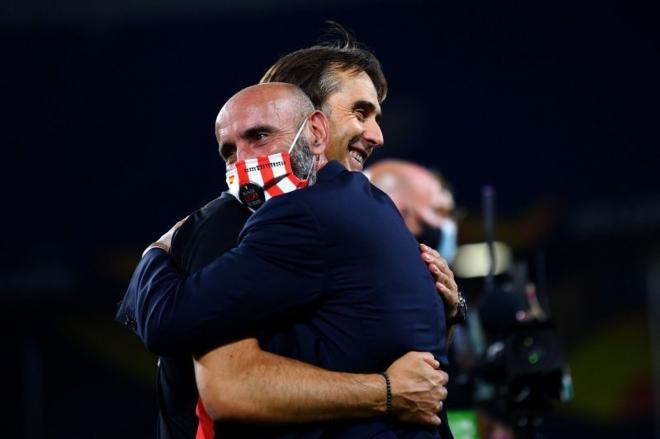 Monchi y Lopetegui se abrazan tras ganar la Europa League de 2020.