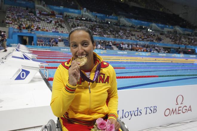 Teresa Perales posa con un oro en los Juegos Paralímpicos de Londres 2012.
