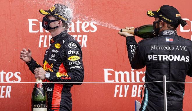 Lewis Hamilton baña en champán a Max Verstappen tras la victoria del neerlandés en Silverstone.