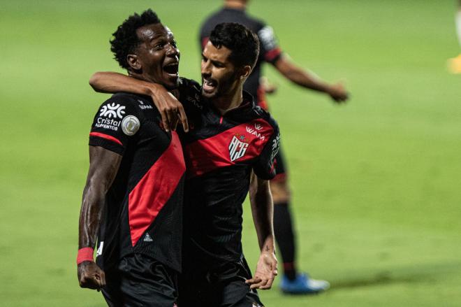 Hyuri y Jorginho, del Goianiense, celebran un gol ante el Flamengo (Foto: @ACGOficial).