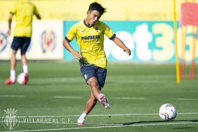 Take Kubo, en un entrenamiento con el Villarreal (Foto: Villarreal CF).