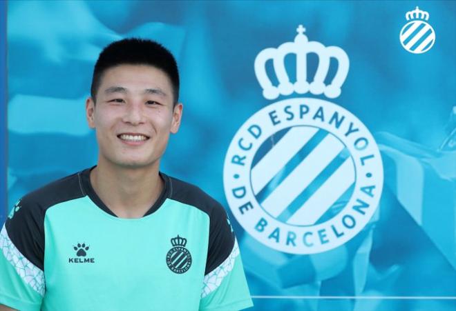 Wu Lei posa para los medios del RCD Espanyol.