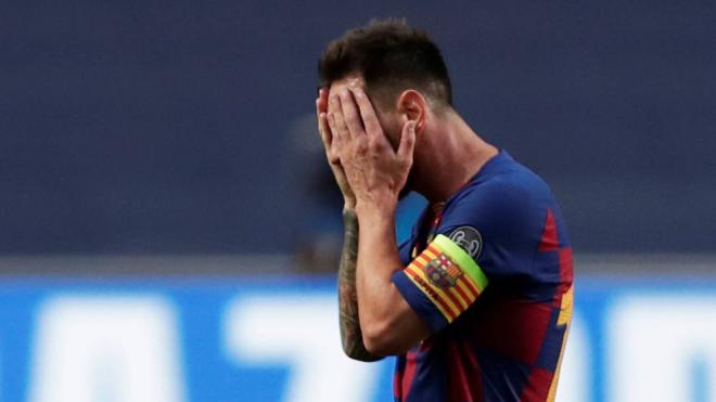 Leo Messi se tapa los ojos ante la goleada del Bayern (Foto: EFE).