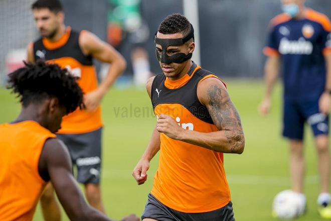 Rodrigo con máscara. (Foto: Valencia CF)