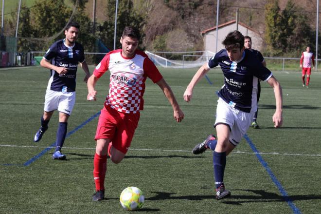 David Busta, durante un partido con el Llanera (Foto: Fútbol Asturiano).