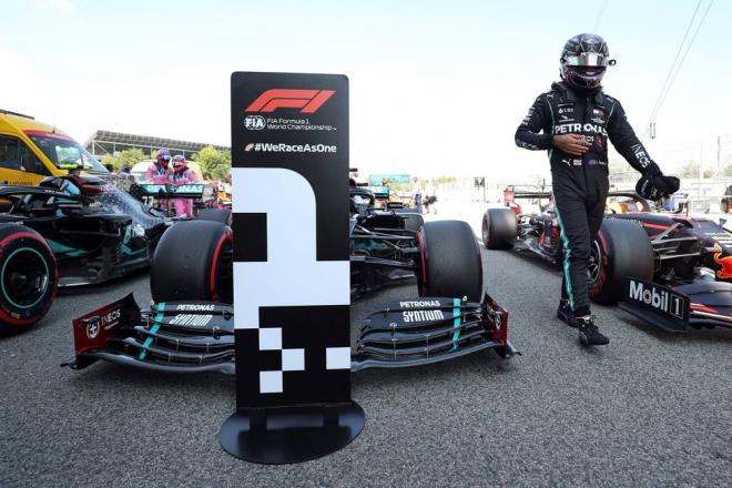 Lewis Hamilton, junto a su Mercedes (Foto: EFE).
