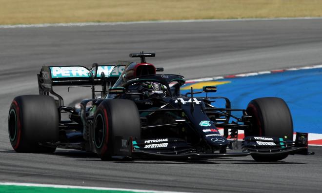 Lewis Hamilton, a bordo de su Mercedes en Montmeló (Foto: EFE).