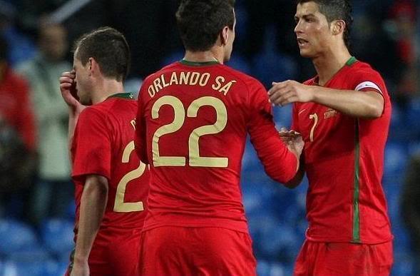 Orlando Sá felicita a Cristiano en su único partido con la absoluta de Portugal.