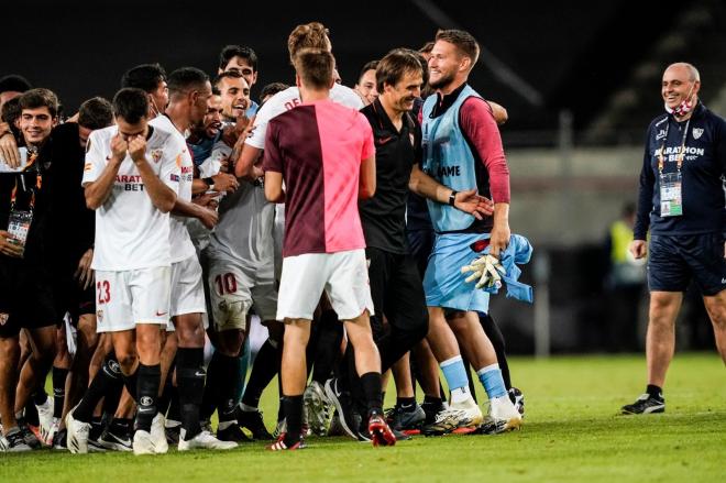 Los jugadores del Sevilla y Lopetegui celebran el pase a la final (foto: SFC).