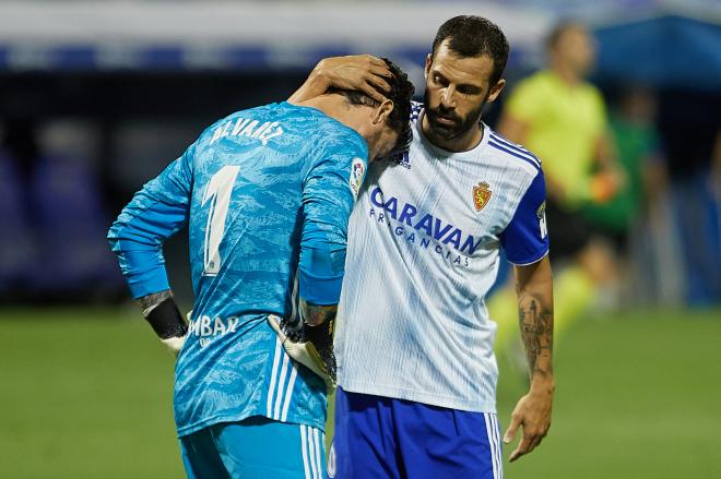 Guitián consuela a Cristian Álvarez tras caer derrotados en play off (Foto: Daniel Marzo).