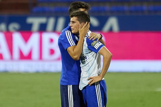 Soro recibe el abrazo de uno de sus compañeros tras certificar la eliminación del Zaragoza en pla
