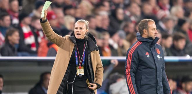 Kathleen Kruger, dando instrucciones junto a Flick en un partido del Bayern de Múnich.