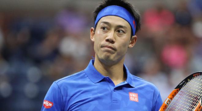 Kei Nishikori mira disgustado durante un partido.