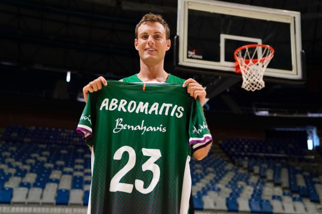 Abromaitis, posando con su nueva camiseta (Foto: UNICAJABFOTOPRESS).
